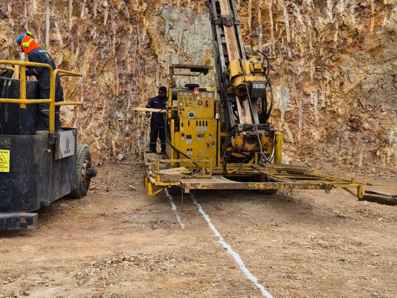 Diamond drill rig set up at the Oro Brillante concession